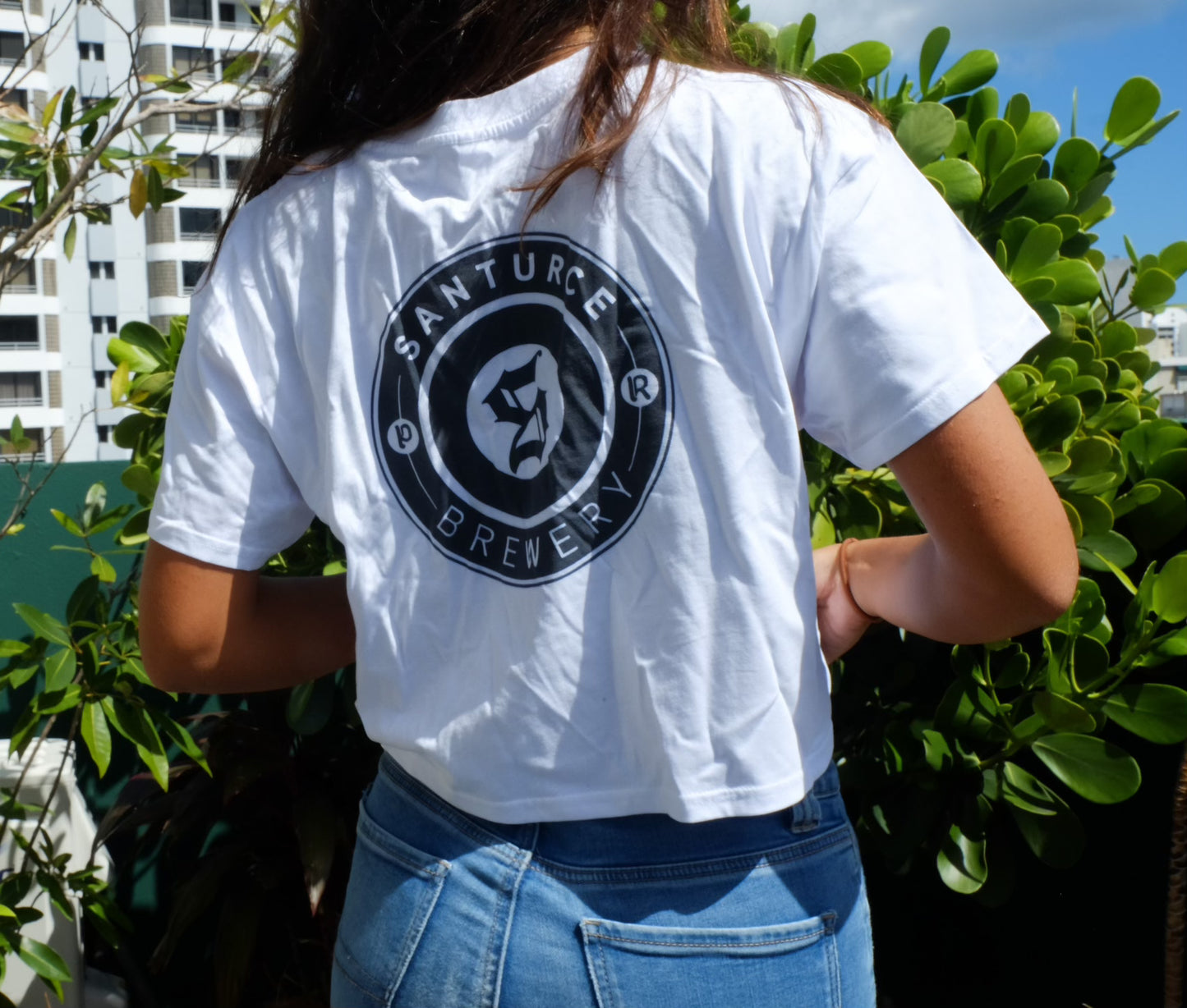 Top corto blanco con logotipo de Santurce